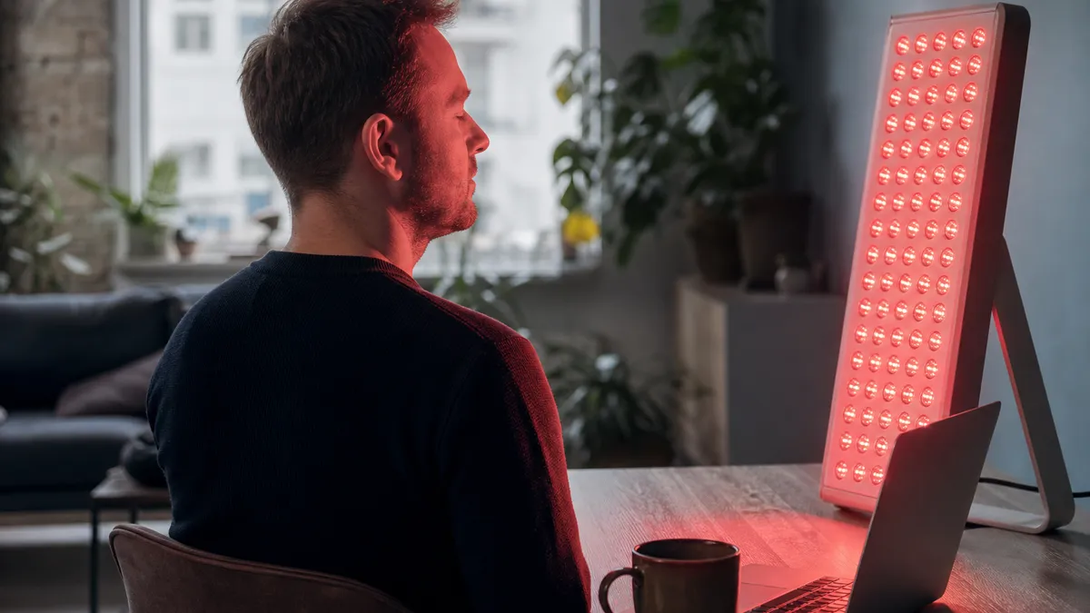 Morgendliche Rotlichttherapie-Session am Schreibtisch